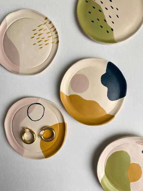 Paint On Clay Plates, Pottery Plate Ideas Design, Minimalist Pottery Painting Designs, Ceramic Plate For Jewelry, Terracota Plate Painting, Easy Plate Designs, Clay Cafe Painting Ideas Plates, Ceramic Handmade Plates, Hand Built Ceramic Plates