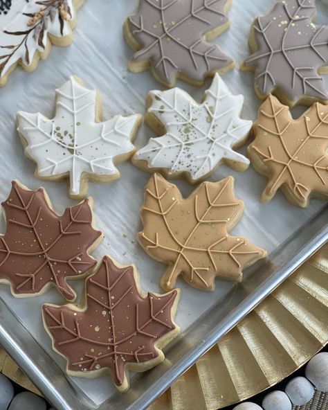 Maple Sugar Cookies, Cookies For Fall, Maple Leaf Cookies, Thanksgiving Cupcakes, Leaf Cookies, Sugar Cookie Royal Icing, Maple Sugar, Thanksgiving Cookies, Thanksgiving Treats