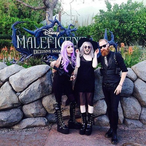 Another themed day at the California Disneyland is Bats Day, when the park encourages goth dress and large gatherings of gothic Disney fans. Bats Day Disneyland, Disney Goth Outfit, Goth Disney Outfits, Disneyland Honeymoon, Gothic Disney, Park Fits, Emo Disney, California Disneyland, Types Of Goth