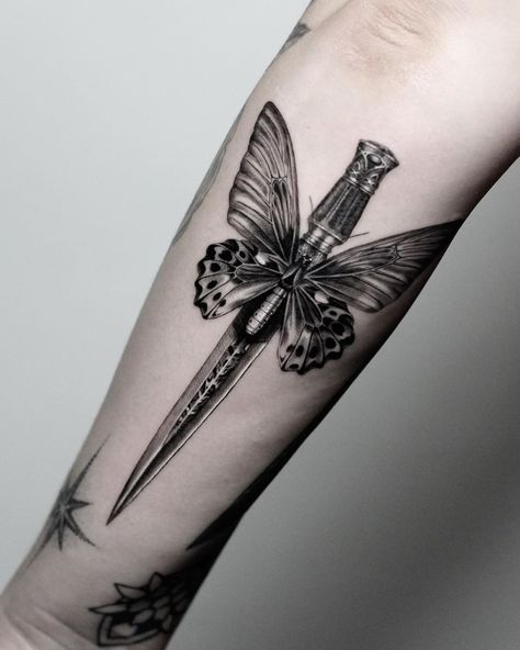 Butterfly Knife Tattoo, Butterfly Dagger Tattoo, Butterfly Tattoo Meaning, Knife Tattoo, Butterfly Tattoos For Women, Butterfly Knife, Inspiration Tattoos, Geniale Tattoos, Dagger Tattoo