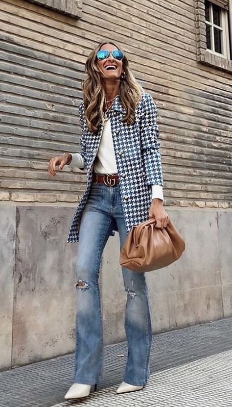 Saturday Work Outfit, Denim Work Outfits Women, Saturday Outfit, Walking Down The Street, Outfit Jeans, Looks Street Style, Fashion Mistakes, Style Mistakes, Moda Fashion