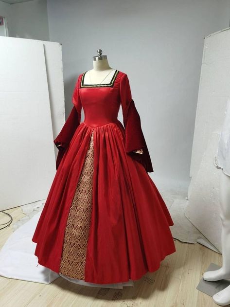 Anne Boleyn Dress, Queen Elizabeth Tudor, Asoiaf Fashion, Elizabeth Tudor, Tudor Gown, Victorian Queen, Tudor Period, Gaun Abad Pertengahan, Tudor Dress