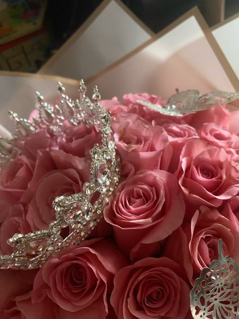 Aesthetic Bouquet, Satin Flowers Diy, Wallpers Pink, Roses Bouquet Gift, Pink Quince, Luxury Flower Bouquets, Flower Gift Ideas, Glitter Flowers, Glitter Roses