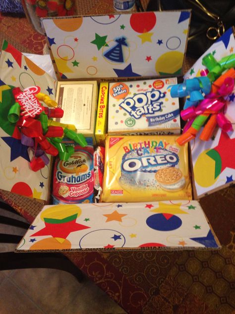 omg this is by far the BEST birthday care package I've seen! thanks for the idea!! Birthday Care Package, Missionary Care Packages, Birthday Care Packages, Military Care Package, College Care Package, Care Packages, Birthday Box, Ideas Birthday, Care Package