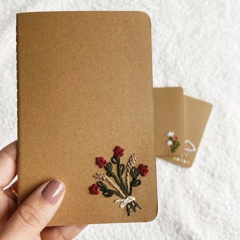 Diy Embroidered Notebook, Embroidery Notebook, Girly Crafts, Embroidered Paper, Vow Books, Events Decor, Embroidery Book, Paper Embroidery, 자수 디자인