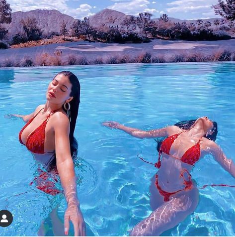 Kylie Jenner News, Kylie Jenner Photoshoot, Pool Picture, Modeling Tips, Kendall Jenner Style, Red Bottoms, Summer Photos, Kylie Jenner, Pool