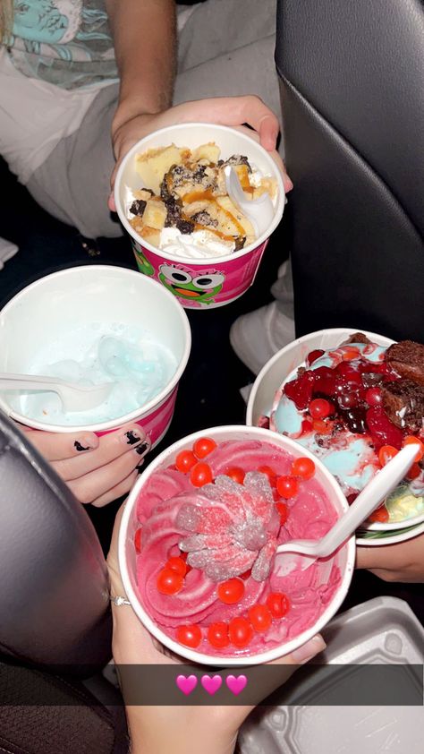 Sweet Frog Frozen Yogurt Aesthetic, Frozen Yogurt Aesthetic, Food Dessert Aesthetic, Sweet Frog Frozen Yogurt, Sweet Frog, Dessert Aesthetic, Aesthetic Friends, Food Dessert, Frozen Yogurt