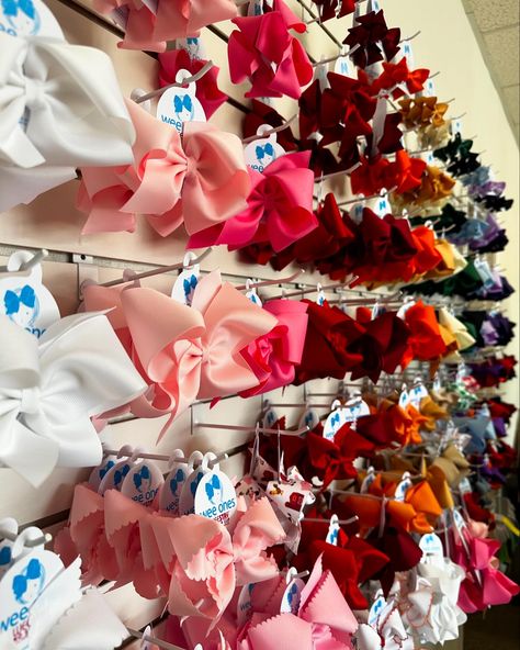 🎀Bows, bows, and more bows!🎀 We have a full rainbow 🌈 of color, plus seasonal designs and your favorite team colors. 🐅🧡♥️🐾🏈💚 @weeonesbows #hairbows #gameday #gotigers #gococks #gobulldogs #goraiders #roygbiv Full Rainbow, Bow Shop, Team Colors, Favorite Team, Hair Bows, Rainbow, Hair, Quick Saves, Color