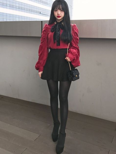 d9731321ef4e063ebbee79298fa36f56 Rok Mini, Ulzzang Fashion, Looks Chic, Korean Street Fashion, Kawaii Clothes, Korean Outfits, Black Tights, Japanese Fashion, Skirt Outfits