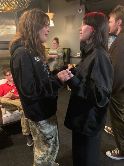 billie eilish Billie Eilish On The Toilet, Billie Eilish 2018, Meeting Billie Eilish, Billie Eilish With Fans, Billie Eilish Masc, Billie Eilish Red Hair, Billie Eilish 2024, Billie Eilish Outfits, Blonde With Pink