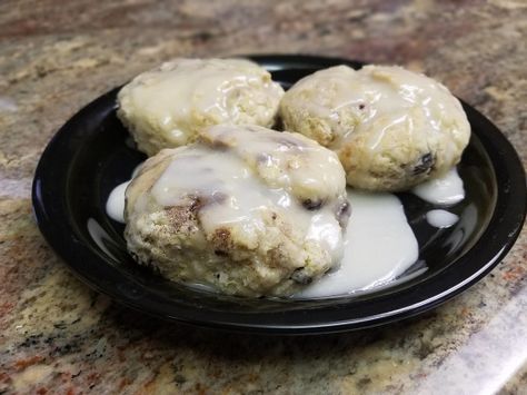 Hardee's Cinnamon Raisin Biscuits Raisin Biscuits Recipe, Hardees Biscuit Recipe, Cinnamon Raisin Biscuits, Raisin Biscuits, Copy Cat Recipe, Cinnamon Biscuits, Cinnamon Raisin Bread, No Rise Bread, Raisin Bread