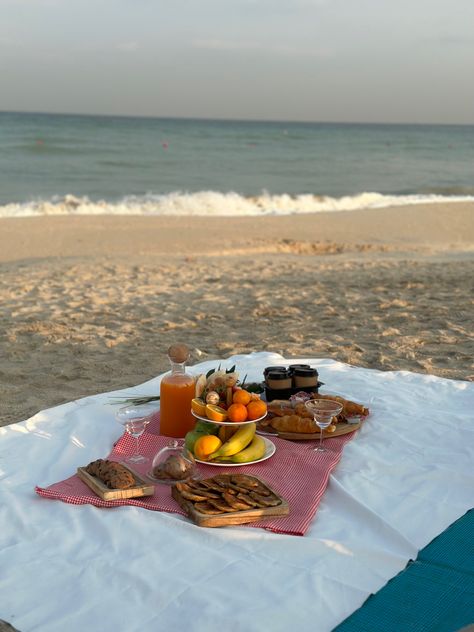 Breakfast Picnic, Breakfast On The Beach, Good Morning Breakfast, Romantic Picnics, Picnic Foods, Morning Breakfast, Summer Picnic, Picnic Basket, Girls Trip