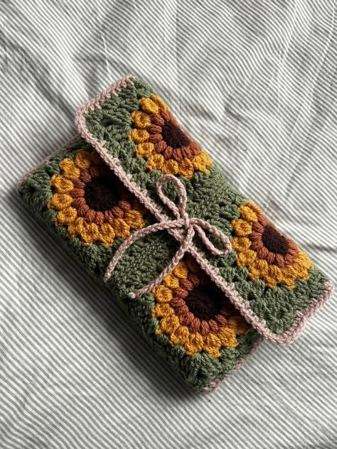 Sunflower book sleeve made with acrylic yarn and lots of love. Perfect for keeping your books safe on your travels <3 Knit Book Sleeve, Book Sleeves Crochet, Knitted Book Cover, Crochet Travel Bag, Book Covers Crochet, Brown Crochet Projects, Crochet Book Accessories, Crochet For Teachers, Crochet Presents Ideas