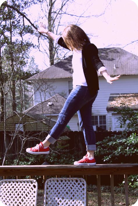 A Nerd Like Me - Blue jeans and red converse low tops Red Low Converse Outfit, Red Converse Summer Outfit, Red Converse Fits, Low Top Converse Outfit, Low Top Red Converse, Low Converse, Deep Red Converse, Converse Outfit Summer, Converse Low