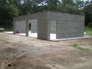 Charleston Modern: Progress :-) Concrete Cinderblock up! Cinder Block Garage, Cinder Block House, Concrete Block House, Construction Garage, Building A Wooden House, Garage Construction, Casa Garage, Plan Garage, Cinder Block Walls