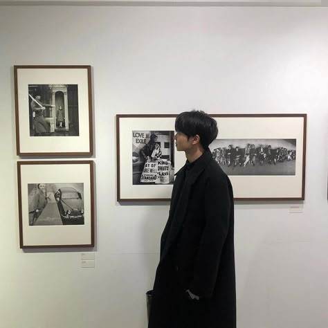 Museum Photography, One Piece Tattoos, Space Phone Wallpaper, Simple Aesthetic, Model Poses Photography, Korean Aesthetic, Guy Pictures, How To Pose