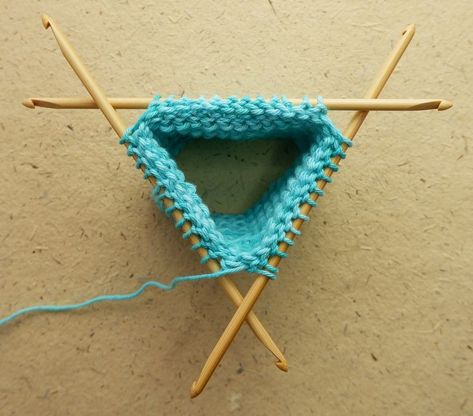 How to work joined rounds of Tunisian crochet using double ended crochet hook, featuring simple, knit and purl stitch. Double Ended Crochet Hooks, Double Ended Crochet, Hook Crochet, Advanced Crochet, Simple Stitch, Types Of Stitches, Purl Stitch, Tunisian Crochet, How To Work