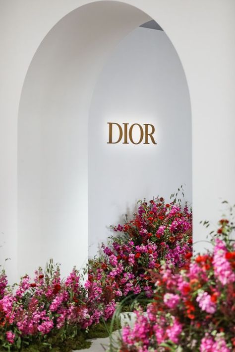 Dior Event Decoration, Dior Installation, Dior Backdrop, Dior Flower Wall, Logo Fleur, Wedding Backdrop Design, Flower Installation, Wedding Expo, Backdrop Design