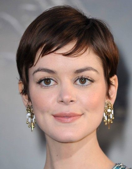 Short Pixie Cut with Choppy Bangs Short Haircuts With Bangs, Haircut For Square Face, Square Face Hairstyles, Swept Bangs, Cool Short Hairstyles, Total Beauty, Oval Face Hairstyles, Side Swept Bangs, Hair Styles 2014