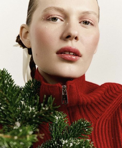 Holiday Campaign Photography, Fashion Christmas Photoshoot, Holiday Editorial Photography, Christmas Self Portrait, Christmas Fashion Editorial, Holiday Fashion Editorial, Vogue Christmas, Holiday Editorial, Christmas Fashion Photography