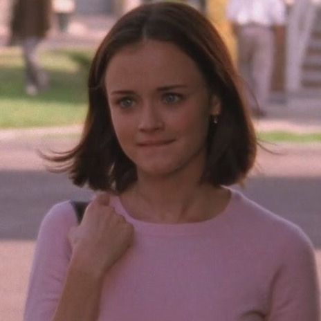 Rory Gilmore Short Hair, Rory Gilmore Hair, Rory Gilmore Style, Gilmore Girls Fashion, Gilmore Girls Outfits, Cool Hairstyles For Girls, Lorelai Gilmore, Rory Gilmore, Aesthetic Hair