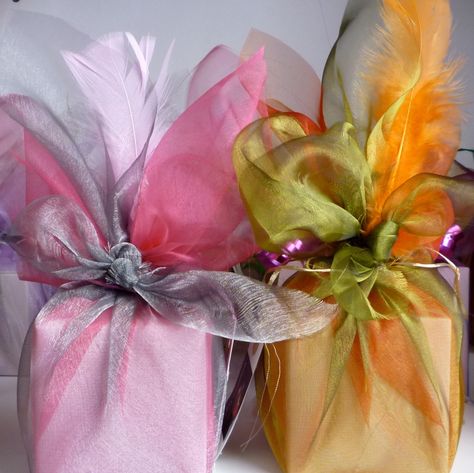 ... Organza wraps ... Organza Gift Bag Ideas, Organza Gift Wrapping, Tulle Gift Wrap, Unique Gift Wrapping Ideas Birthdays, Fancy Gift Wrapping Ideas, Fancy Gift Wrapping, Wrapping Ideas Creative, Unique Gift Wrapping Ideas, Gift Wrapping Tutorial