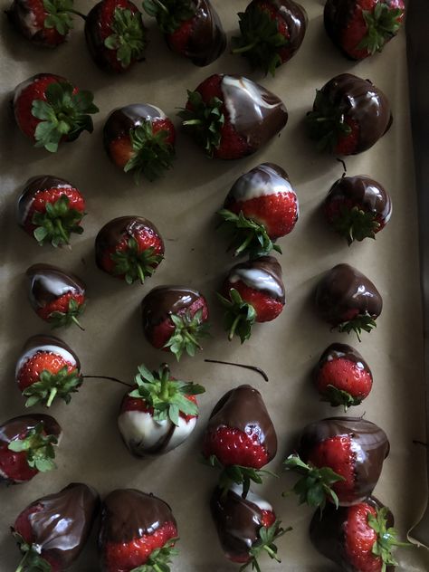 Chocolate Strawberries Aesthetic, Choc Covered Strawberries, Strawberries Aesthetic, Friends Activity, Sweat Treats, Strawberries Chocolate, Low Exposure, Chocolate Covered Fruit, Valentines Day Chocolates