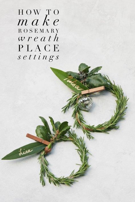 Christmas Place Settings Diy, Rosemary Wreath Diy, Wreath Making Ideas, Mini Wreath Diy, Rosemary Wreath, Natural Gift Wrapping, Table Wreath, Christmas Place Settings, Christmas Dining Table Decor