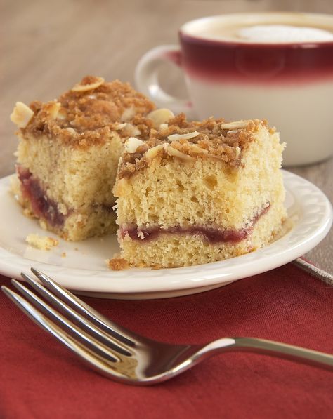 Jam-Swirled Coffee Cake - Bake or Break Filled Coffee Cake, Cake With Jam, Chocolate Chip Bundt Cake, Cake Jelly, Cream Cheese Coffee Cake, Coffee Cake Recipes Easy, Coffee Cake Recipes, A Piece Of Cake, Delicious Breakfast Recipes