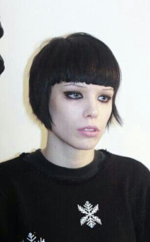 Crystal Castles Uneven Bob, Colored Bobs, Soft Grunge Hair, Alice Glass, Glass Hair, Cute Bob, Goth Hair, Crystal Castle, Edgy Hair