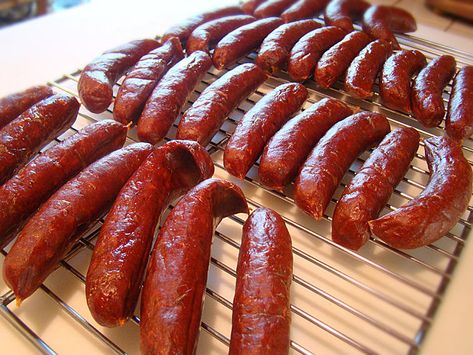 Chorizo Sausage Recipes, Venison Sausage Recipes, Deli Meat Recipes, Basque Food, Homemade Chorizo, Sausage Making Recipes, Chorizo Recipe, Bratwurst Recipes, Homemade Sausage Recipes