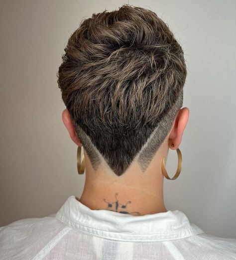 Queer Undercut, Undercut Pattern, Feminine Undercut, Queer Hair, Undercut Long Hair, Pixie Cut With Undercut, White Blonde Hair, Short Hairdos, Short Sassy Hair