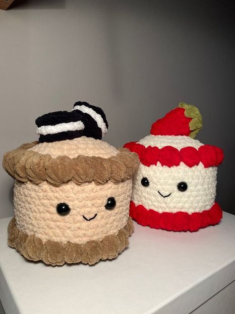 Cake Amigurumi, Crochet Cake Plush, Amigurumi Cake, Crochet Cake Crochet toys ideas #crochettoysideas #crochet #crochettoy #crochetpattern #crochetpatterns 2.153 Arigumi Crochet Patterns, Birthday Crochet Ideas, Crochet Ideas Plushies, Amigurumi Cake, Cake Amigurumi, Toys Quotes, Crocheted Food, Cake Crochet, Crochet Cake