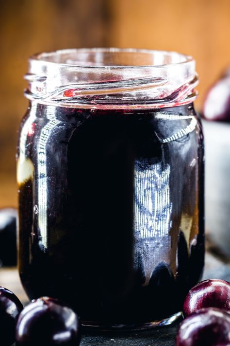 Homemade Grape Jelly Recipe - Made With Fresh Grapes or Juice Grape Jelly Recipe, Grape Jam Recipe, Homemade Grape Jelly, Concord Grape Jelly, Grape Jam, Canning Jam, Canning Food Preservation, Grape Recipes, Jelly Recipe