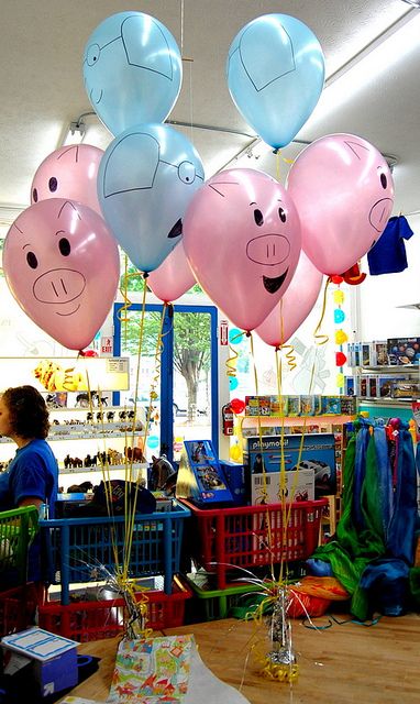 Elephant and Piggie Balloons - Would be PERFECT for an Elephant and Piggie party! Mo Willems Author Study, Piggie And Elephant, Elephant And Piggie, Tech Conference, Winter Bulletin, School Libraries, Preschool Bulletin, Book Displays, Christmas Bulletin