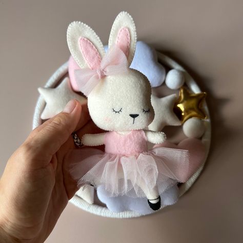 Felt bunny-ballerina Bunny Ballerina, Felt Baby Mobile, Bunny Nursery Decor, Mobile Girl, Bunny Nursery, Felt Mobile, Mobile Baby, Felt Baby