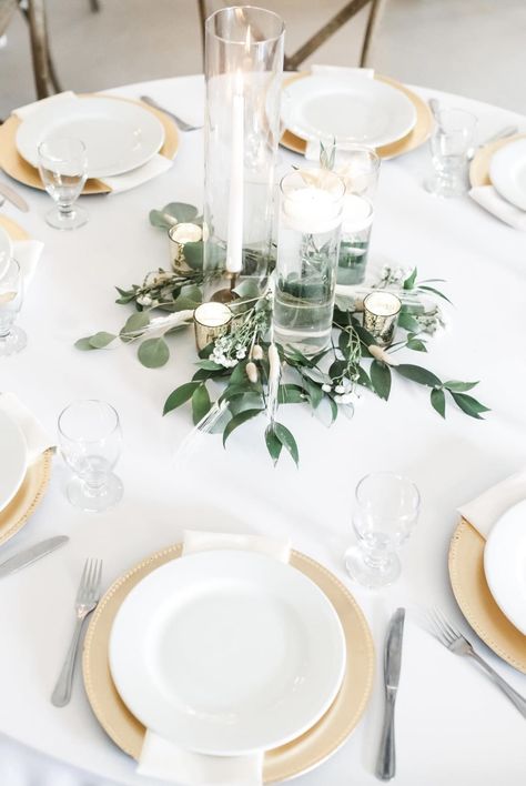 Gold Chargers Wedding Place Settings, White Green And Gold Wedding, Wedding Table Round, Green White And Gold Wedding, Round Table Settings, Table Settings Wedding, Round Wedding Tables, Tables Wedding, Round Table Decor