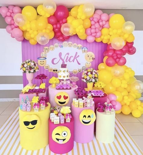 Girls Emoji Birthday Party, Emoji Birthday Party, Girls Birthday Party Decorations, Girl Emoji, Emoji Party, Emoji Birthday, Birthday Party Decorations Diy, Bday Party Theme, Party Balloons