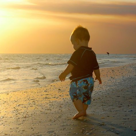 Pin for Later: These Beach Babies Will Get You Ready For Summer Toddler Beach, Toddler Photos, Beach Photography Poses, Beach Kids, Family Beach, Beach Baby, Beach Poses, Summer Pictures, Baby Photoshoot