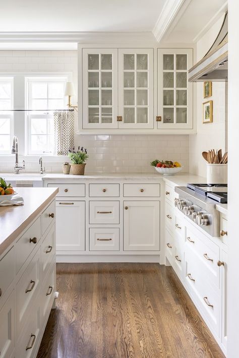 Classic Transitional Kitchen, Stark White Kitchen Cabinets, Classical White Kitchen, Kitchen Remodel Traditional, Traditional Kitchen White Cabinets, White Vintage Kitchen Ideas, Classic Kitchen Renovation, Classic Cream Kitchen, Country Traditional Decor