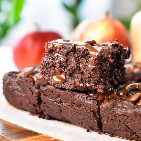 Applesauce Brownies (3 Ingredients, No Eggs, No Dairy) Brownies 3 Ingredients, Applesauce Brownies, Healthy Vegan Brownies, 3 Ingredient Brownies, Sugar Free Brownies, Brownie Recipes Healthy, Vegan Brownies, Vegan Whipped Cream, Simple Pantry