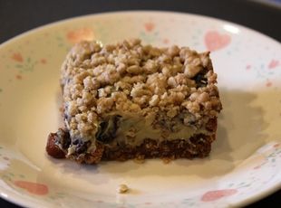 Sour Cream Raisin Bars Recipe Brownie Pan Desserts, Raisin Bars Recipe, Raisin Pie Recipe, Sour Cream Raisin Pie, Raisin Bars, Raisin Pie, Raisin Cake, Brown Sugar Butter, Pumpkin Coffee Cakes