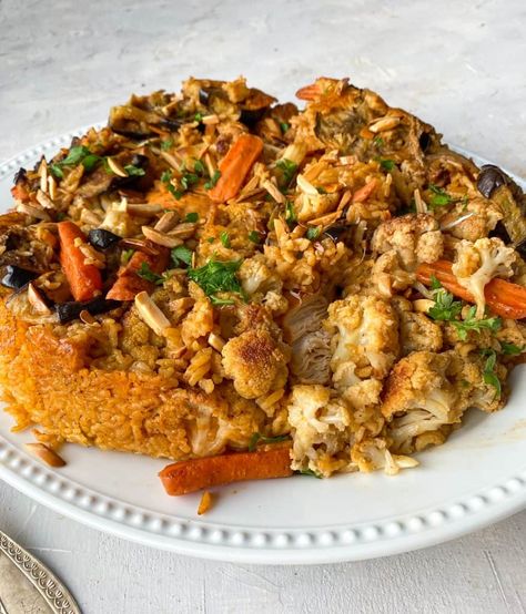 This chicken makloubeh is a fantastic variation of this loved upside down Middle Eastern rice dish. It is a staple recipe in Arabic cuisine. Maqluba Recipe, Middle Eastern Rice, Middle East Recipes, Vegetable Prep, Rice Dish, Refreshing Salad, Seasoned Rice, Gf Recipes, Chicken Marinades