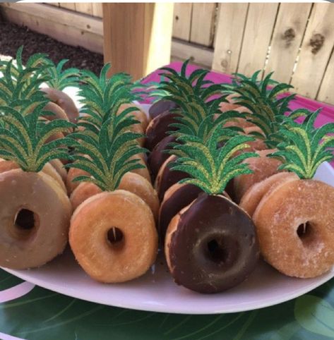 Hawai Party, Tropisk Fest, Hawaii Birthday Party, Pineapple Crown, Luau Party Food, Spongebob Birthday Party, Tropical Birthday Party, Hawaiian Party Decorations, Luau Theme Party