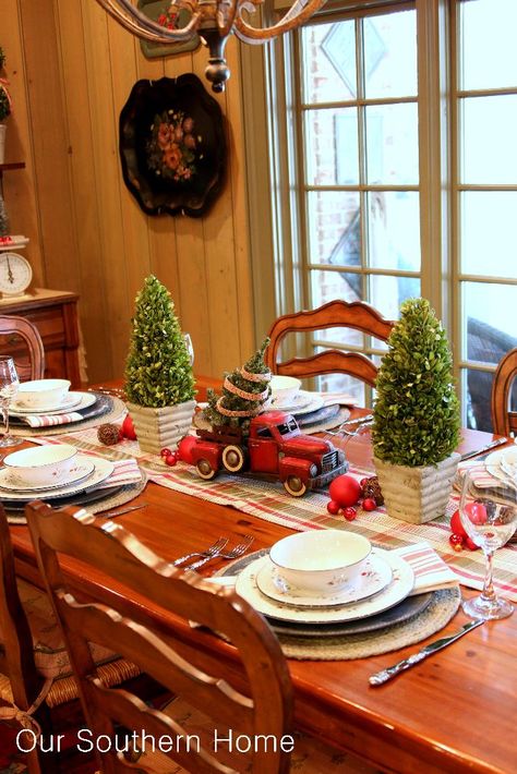 Decorating with vintage cars at Christmas via Our Southern Home Red Truck Decor, Christmas Red Truck, Christmas Paintings On Canvas, Dollar Store Christmas, Christmas Centerpieces Diy, Christmas Tablescapes, Southern Home, Christmas Truck, Christmas Table Settings