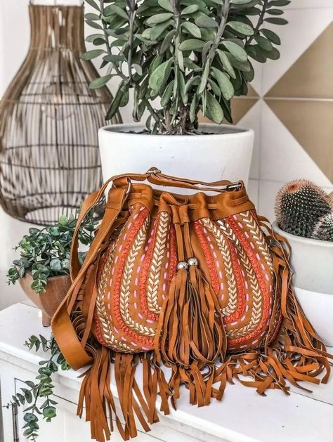 Boho Hippie Aesthetic, Bohemian Leather Bag, Xmas Market, Bohemian Style Bag, Look Hippie Chic, Hippy Fashion, Poses Modelo, Bohemian Bag, Rainbow Bag