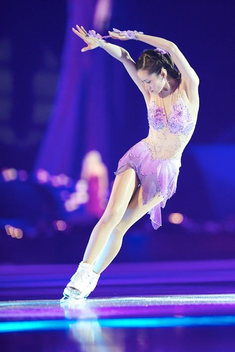 Shizuka Arakawa, Ice Skating Photography, Ice Dance Dresses, Figure Ice Skates, Skating Aesthetic, 파티 드레스, Ice Skating Dresses, Ice Skaters, Ice Dance