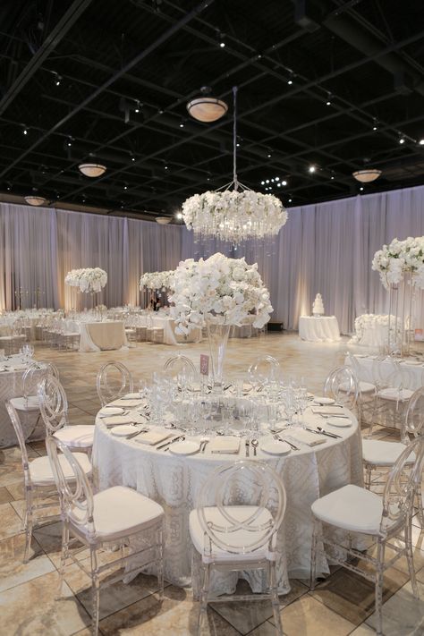 White Velvet Tablecloth Wedding, White Wedding Theme Receptions, White Silver Wedding Decor, White Wedding Decor Elegant, Wedding Cake Simple Elegant, White Silver Wedding, Silver Wedding Decorations, White Weddings Reception, White Wedding Decorations