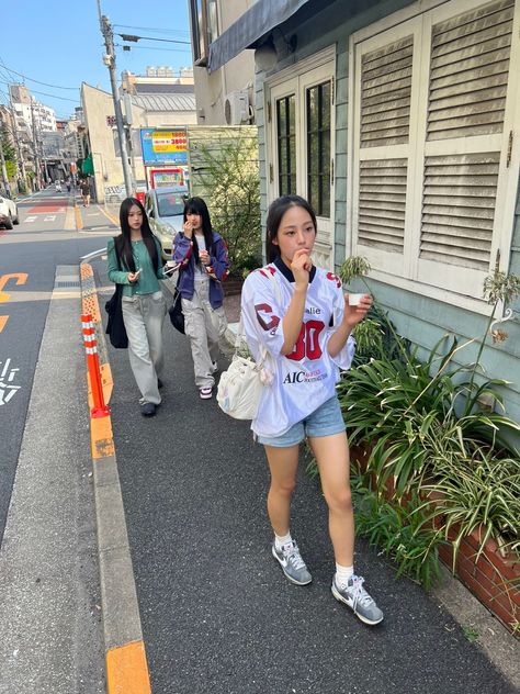 Ilmu Ekonomi, Peaceful Moments, Japan Outfit, New Jeans Style, My Chemical, Outfits Casual, Instagram Update, Jean Outfits, South Korean Girls