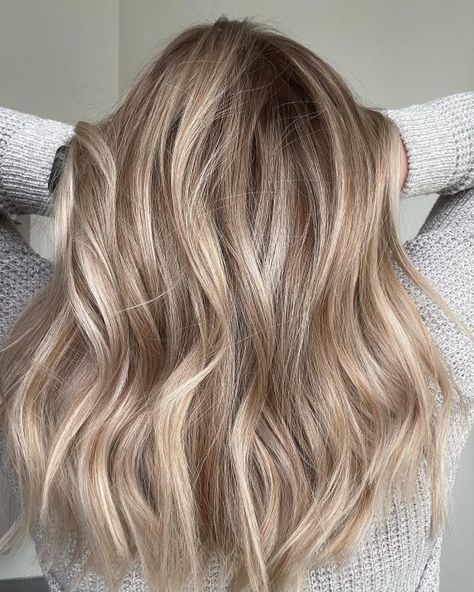 Bronde Hair with Shiny Beige Highlights Beige Hair Color, Balayage Hair Ideas, Blonde Foils, Blonde Balayage Hair, Beige Blonde Hair, Beige Highlights, Beige Blond, Fall Blonde Hair, Beige Hair